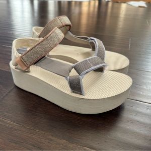 Teva, women’s platform sandal, size 6